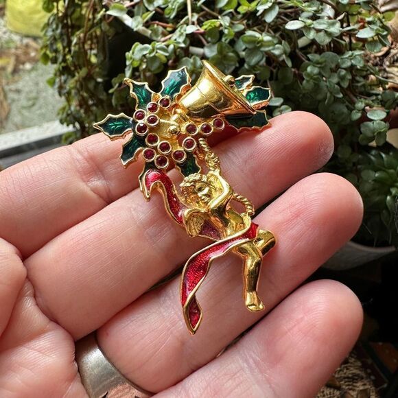 Vintage Signed Smithsonian Christmas Cherub Gold Tone Red Enamel Pin Brooch - Picture 2 of 5